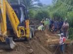 TAMBAL-JALAN-LONGSOR-Warga-dan-Pemkab-Simalungun.jpg