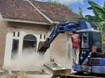 TKW-ROBOHKAN-RUMAH-Tangkapan-layar-video-perubuhan-rumah-di-Lampung-Timur.jpg