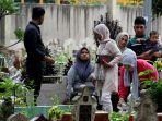 TRADISI-ZIARAH-KUBUR-JELANG-RAMADAN-1.jpg