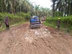 Tampak-jalan-penghubung-empat-desa-di-Kecamatan-Bandar-Pulau-Kabupaten-Asahan-hancur.jpg