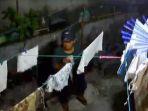 Tangkap-layar-aksi-pria-mencuri-pakaian-dalam-wanita-di-Jalan-Bajak-IV.jpg