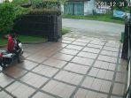 Tangkap-layar-aksi-salah-seorang-pelaku-mencuri-motor-milik-tukang-kebun.jpg