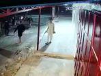 Tangkapan-layar-CCTV-aksi-sekelompok-pemuda-melakukan-pelemparan-terhadap-pengguna-jalan.jpg