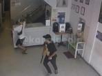 Tangkapan-layar-CCTV-memperlihatkan-dua-pria-bersenjata.jpg