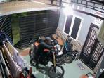 Tangkapan-layar-rekaman-cctv-pencurian-sepeda-motor.jpg