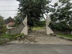 Tembok-tinggi-membatasi-permukiman-warga-Kelurahan-Banjar.jpg