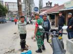 Terduga-Maling-yang-ditangkap-Koramil-diikat-di-depan-Pasar-Buah-Berastagi.jpg