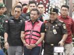 Tersangka-Sony-Sonjaya-tengah-berjalan-memasuki-mobil-tahanan.jpg