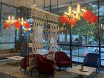 The-Reiz-Suites-ARTOTEL-Curated-sediakan-pohon-angpao-di-lobby.jpg