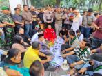 Tiga-pimpinan-DPRD-Medan-temui-massa-aksi-tanpa-Wong.jpg