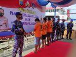 Tiga-tersangka-pengoplos-BBM-solar-ilegal-saat-dipaparkan-di-Polairud-Polda-Sumut11.jpg
