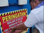 Tim-Bapenda-memasang-stiker-peringatan-di-sejumlah-titik-Kota-Medan.jpg