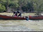 Tim-F1QR-mengamankan-satu-orang-tersangka-perempuan-di-atas-sampan-atau-perahu_.jpg
