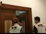 Tim-KPK-melakukan-penggeledahan-di-komplek-kantor-Gubernur-Jatim.jpg