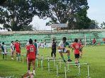 Tim-PSMS-Medan-melakukan-latihan-fisik-di-Stadion-TD-Pardede-Kamis-20112024.jpg