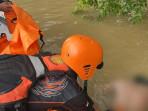 Tim-SAR-evakuasi-jasad-Irfansyah-Pulungan-25-warga-Air-Joman.jpg