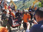 Tim-SAR-gabungan-saat-mengevakuasi-korban-longsor-dan-banjir-bandang.jpg