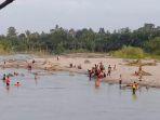 Tim-SaR-dibantu-warga-melakukan-pencarian-terhadap-korban-hanyut-di-Desa-Tanjung-Alam_.jpg