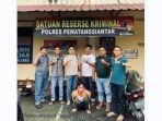 Tim-Sat-Reskrim-Polres-Dairi-saat-menangkap-tersangka-dalam-pelariannya-di-Kota-Pematangsiantar.jpg