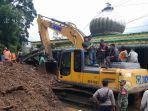Tim-gabungan-mengerahkan-alat-berat-dalam-proses-evakuasi.jpg