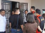Tim-penyidik-Tindak-Pidana-Khusus-Kejari-Karo-melakukan-penggeledahan-untuk-mencari-bukti.jpg
