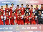 Timnas-Sepak-Bola-Indonesia-U22-usai-pengalungan-medali-emas-di-SEA-Games-Kamboja.jpg