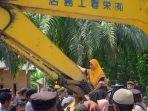 Tolak-penggusuran-Warga-saat-menaiki-alat-berat-atau-ekskavator-Tanjung-Pura-Langkat.jpg
