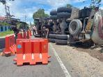 Truk-pengangkut-semen-yang-terbalik-di-jalan-antara-Penyabungan-dan-Mandailing-Natal_.jpg