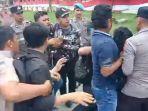 Tujuh-orang-aktivis-mahasiswa-diamankan-oleh-petugas-saat-melakukan-unjuk-rasa_1.jpg