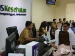 UHC-MEDAN-Sejumlah-warga-antre-mendaftar-sebagai-peserta.jpg