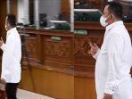 Usai-Terima-Vonis-15-Tahun-Penjara-Kuat-Maruf-Bikin-Salam-Metal-ke-Pengunjung-Sidang.jpg