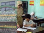 VIRAL-Curhat-Kepala-Sekolah-Ikhlas-Cuma-Ngajar-4-Orang-Siswa-Sekolah-di-Pelosok-tak-Ada-Internet.jpg