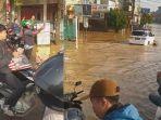 VIRAL-Fortuner-Nekat-Terabas-Banjir-Diingatkan-Warga-Malah-Ngeyel-Akhirnya-Mogok-di-Tengah-Banjir.jpg