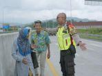 VIRAL-Video-Sepasang-Lansia-Jalan-Kaki-di-Tol-Alasan-di-Baliknya-Buat-Netizen-Tersentuh.jpg