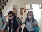 Vera-Simanjuntak-kompak-berjalan-berasama-dengan-ibu-Brigadir-Yosua-Rosti-Simanjuntak.jpg
