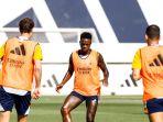 Vinicius-Real-Madrid-latihan-n.jpg