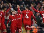 Virgil-van-Dijk-4-dari-Liverpool-merayakan-gol-bersama-rekan-setimnya.jpg