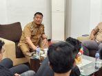 Wakil-Bupati-Asahan-Rianto-menjamu-massa-demo.jpg