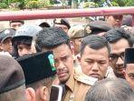 Wali-Kota-Medan-Bobby-Nasution-saat-menumui-puluhan-mahasiswa-Cipayung.jpg