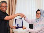 Wali-Kota-Susanti-Terima-Penghargaan-Kontribusi-Pencapaian-Pajak-Tahunan.jpg