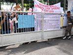Wali-murid-SMP-Negeri-2-Galang-melakukan-aksi-unjukrasa-ke-kantor-Bupati.jpg
