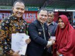 Warga-Desa-Belang-Malum-Terima-Bansos-Kunjungan-Kasih-Natal-Pemkab-Dairi.jpg