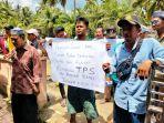 Warga-Pematang-Sei-Baru-Protes-Lokasi-TPS-Pilkades.jpg