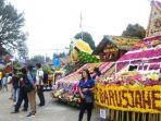 Warga-berfoto-di-depan-mobil-hias-pada-acara-Festival-Bunga.jpg