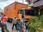 Warga-melihat-lihat-sebuah-truk-yang-menabrak-rumah-di-Jalan-Seram.jpg