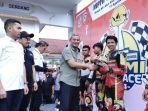 Wiriya-Alrahman-MM-menyerahkan-trofi-Wakil-Kva.jpg