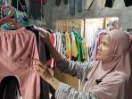 Yuni-penjual-pakaian-bekas-atau-monza-di-pasar-TPO.jpg