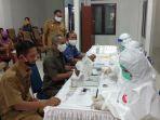abdul-rahman-paling-ujung-melakukan-pemeriksaan-rapid-test-di-kantor-dprd-deliserdang.jpg