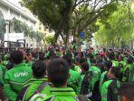 aksi-pengemudi-ojek-online-gojek-dan-grab.jpg
