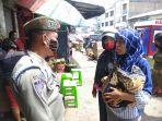 anggota-satpol-pp-karo-mencegat-warga-yang-tidak-menggunakan-masker.jpg
